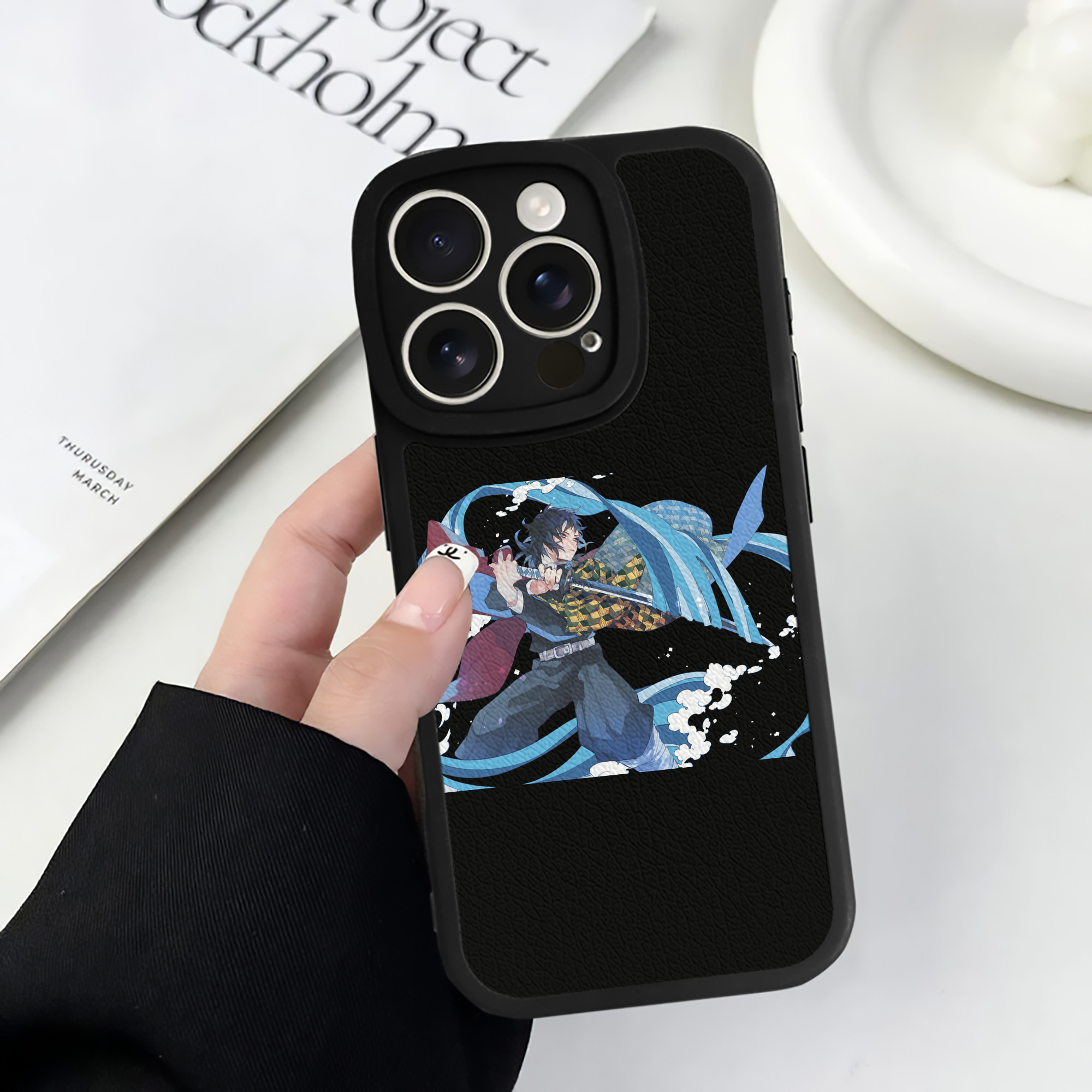 （画像用） 鬼滅の刃（きめつのやいば）水柱-冨岡 義勇／とみおか ぎゆう Tomioka Giyuu 【iPhone 16シリーズ対応】シリコンスマホケース（レザー調） 材質：シリコン